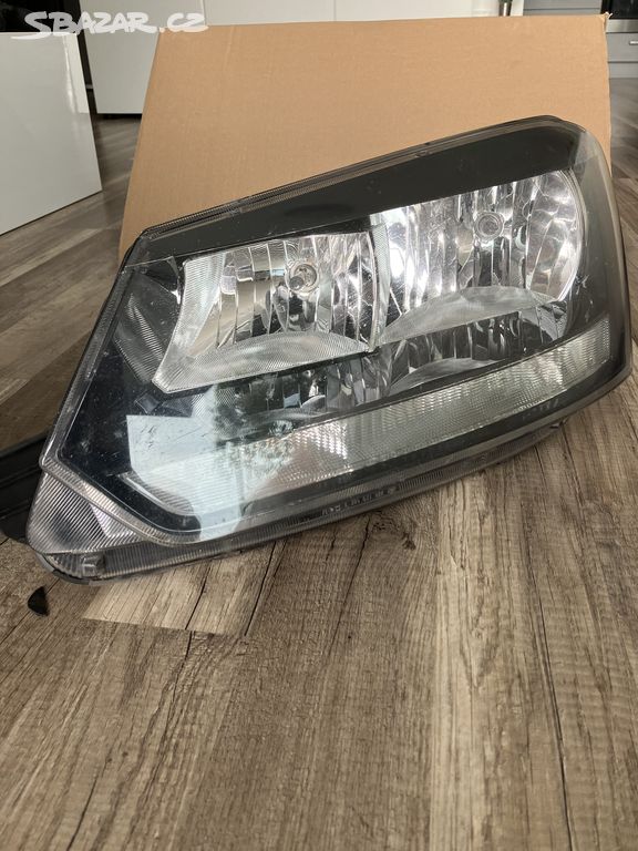 Přední světlomet levý Škoda Yeti po autonehodě