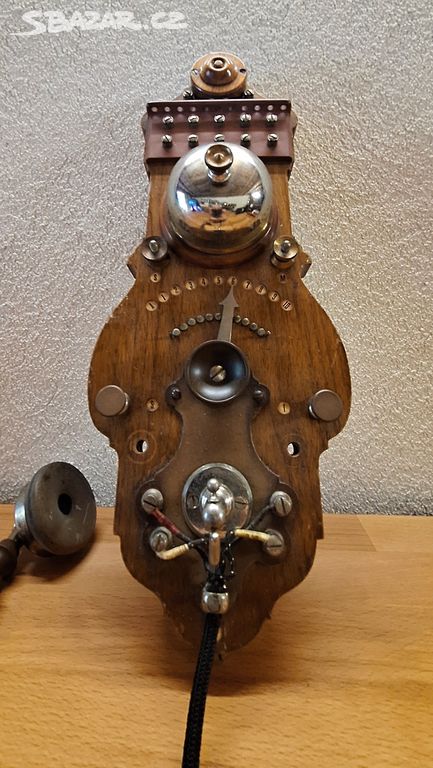 Starožitný telefon LM Ericsson