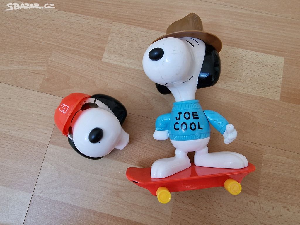 Snoopy figurka na skateboardu