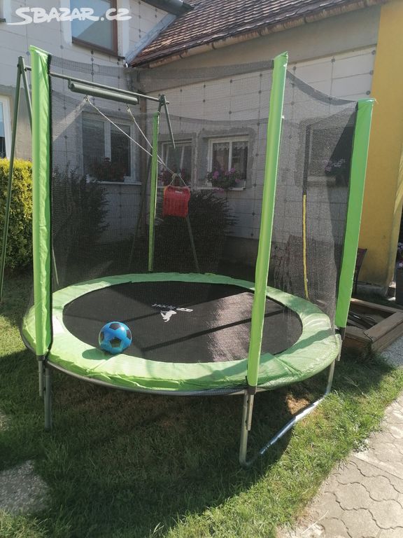 Venkovní trampolína