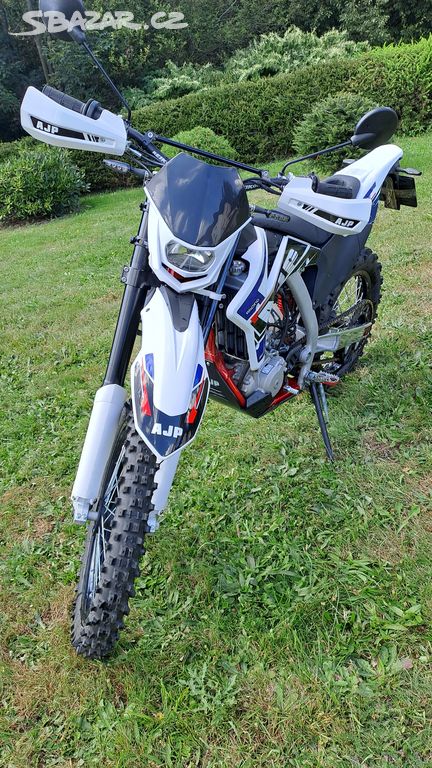 Motocykl enduro AJP 250