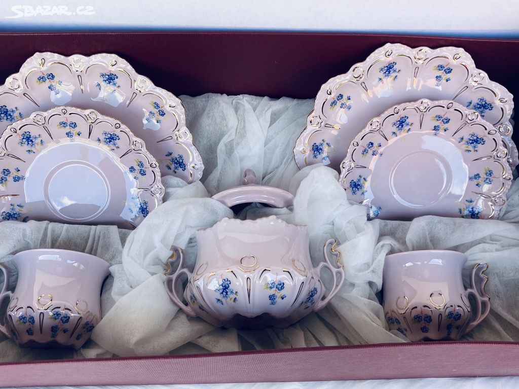 Růžový porcelánový servis