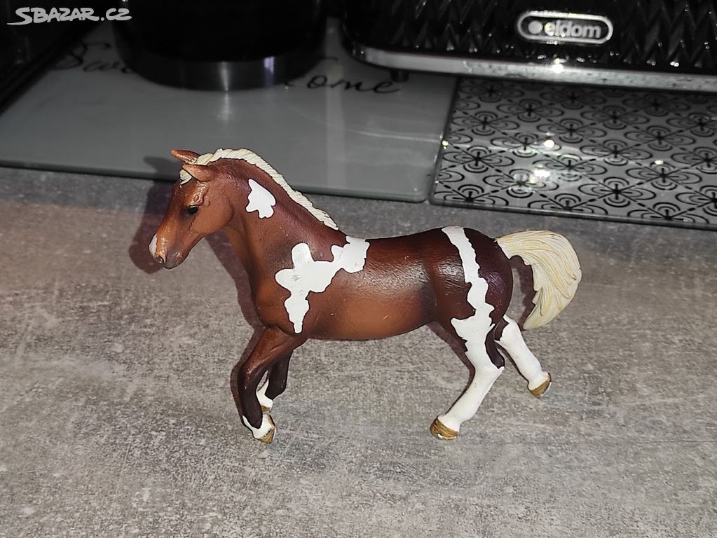 Schleich kůň Traken hřebec