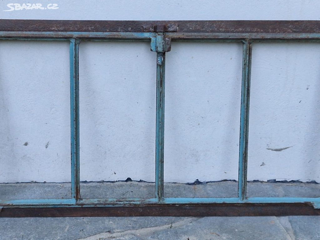 Staré kovové okno / mříž