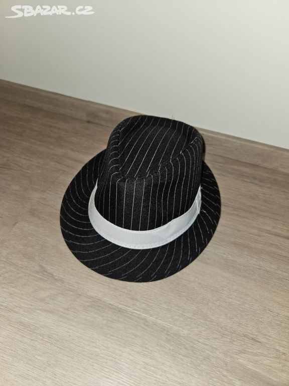 Černo-bílý klobouk