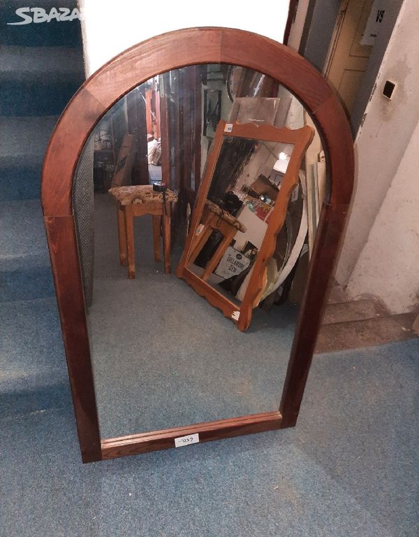 Zrcadlo v dřevěném rámu