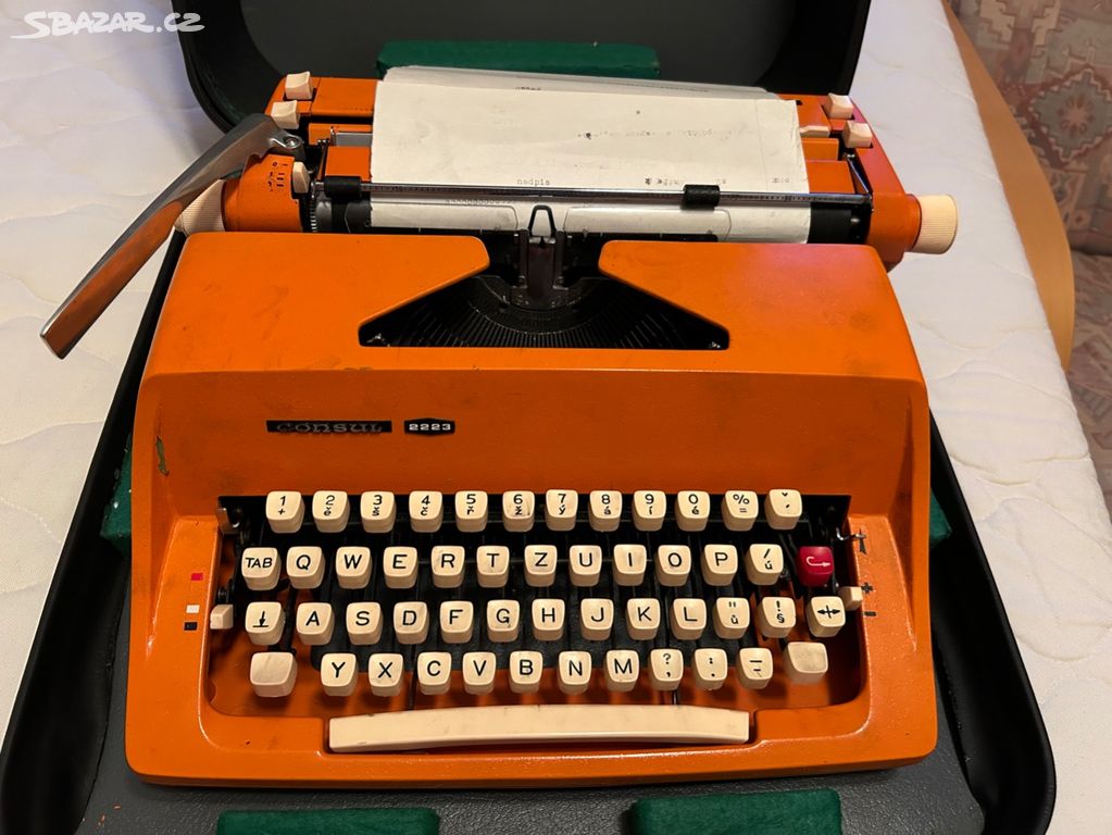 Kufříkový psací stroj CONSUL 2223 - funkční