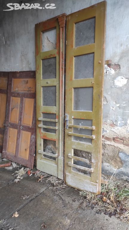 Staré dřevěné dveře, dvoukřídlé dveře