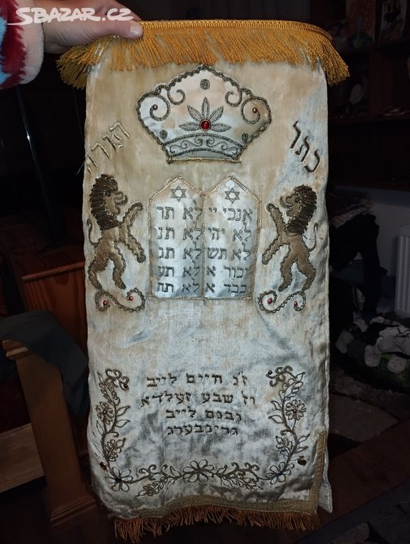 Přes 100 let starý židovský obal na svitky Tóry