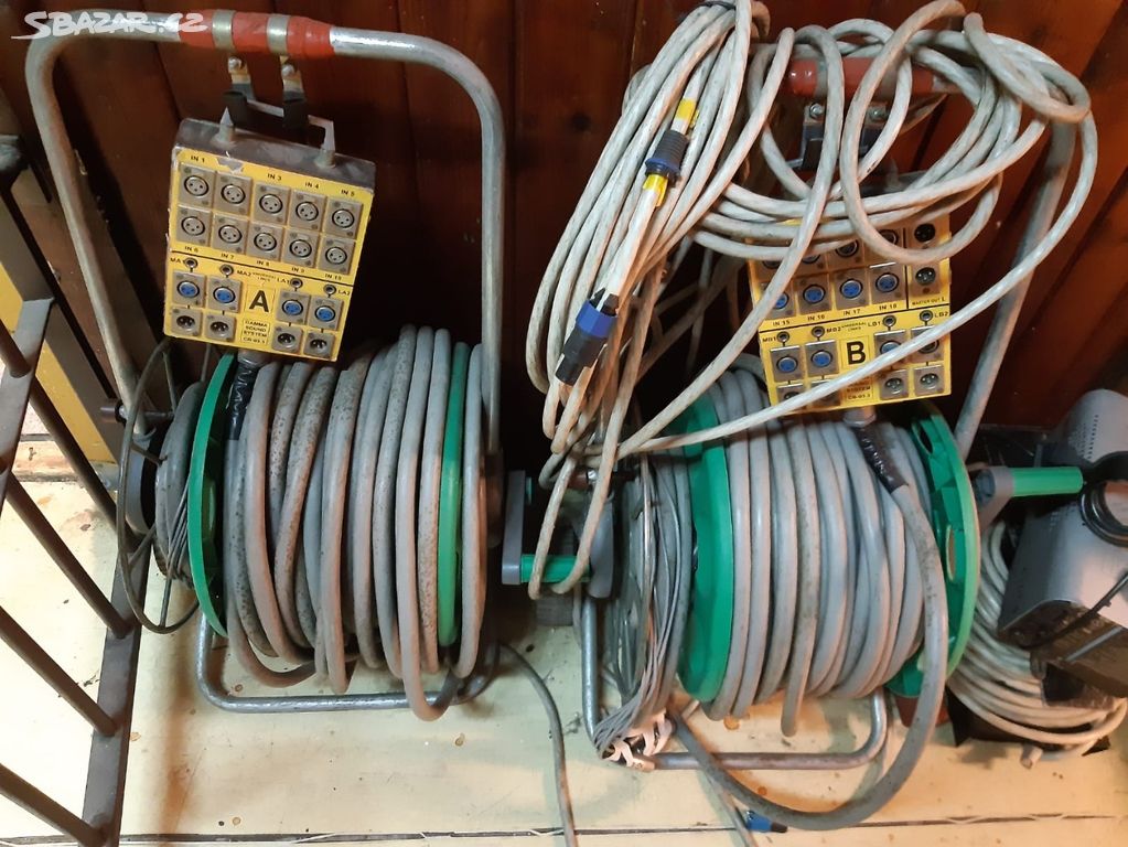 2 ks. multipárových kabelů se Stage boxem