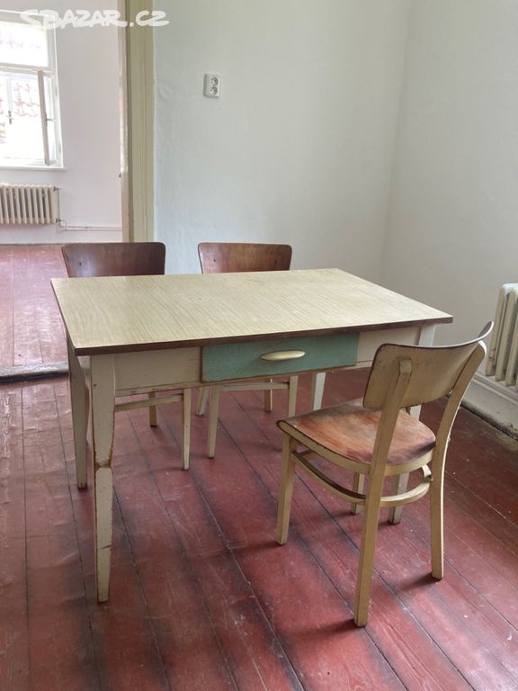 Starý dřevěný stůl a tři židle