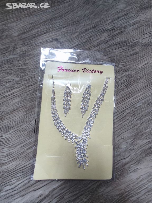 Bižuterní  set - náušnice a náhrdelník s krystalky