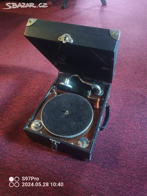 Starožitný kufříkový gramofon z 20 let po servisu.