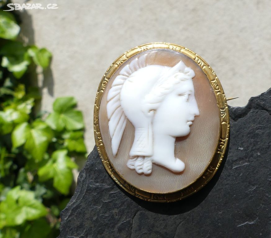 Athena, kamej vyřezávaná z mušloviny, brož