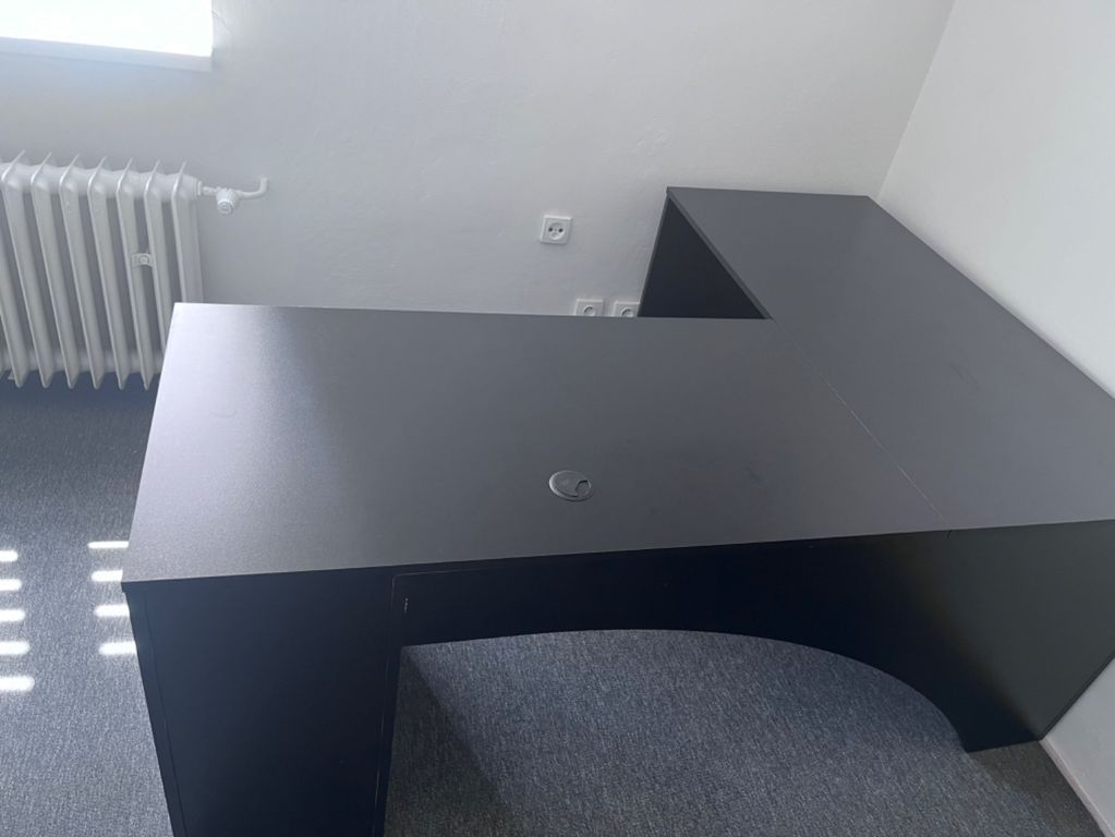 Rohový počítačový stůl