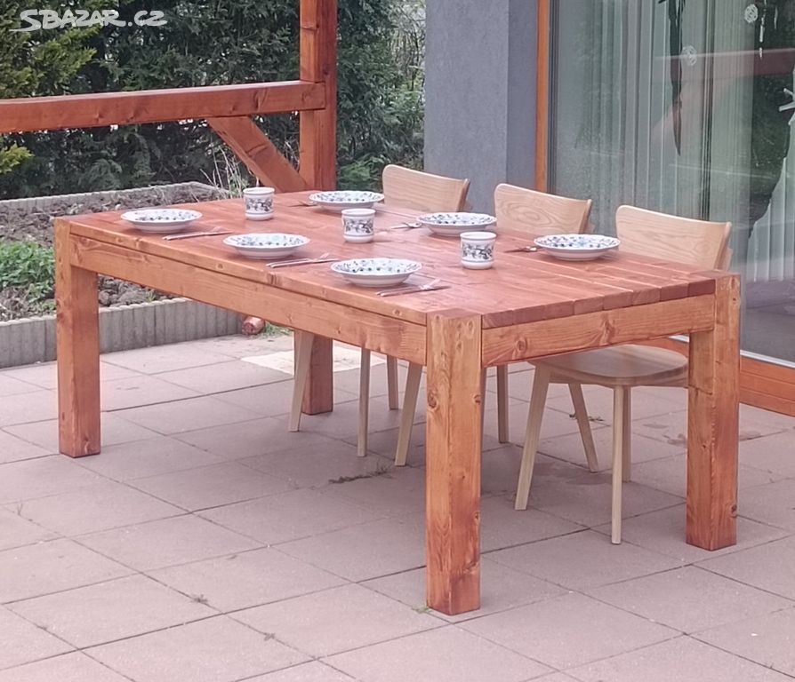 Dřevěný zahradní stůl z masivu pro 8 lidí