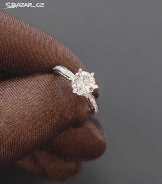 Diamantové šperky - prsten, náušnice, náhrdelník