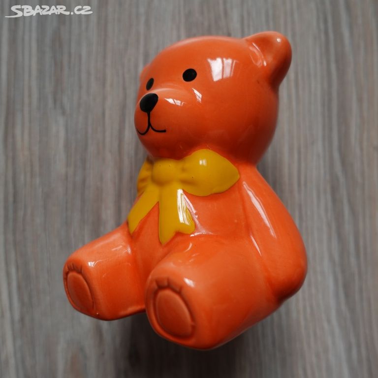 Porcelánový oranžový medvídek pokladnička