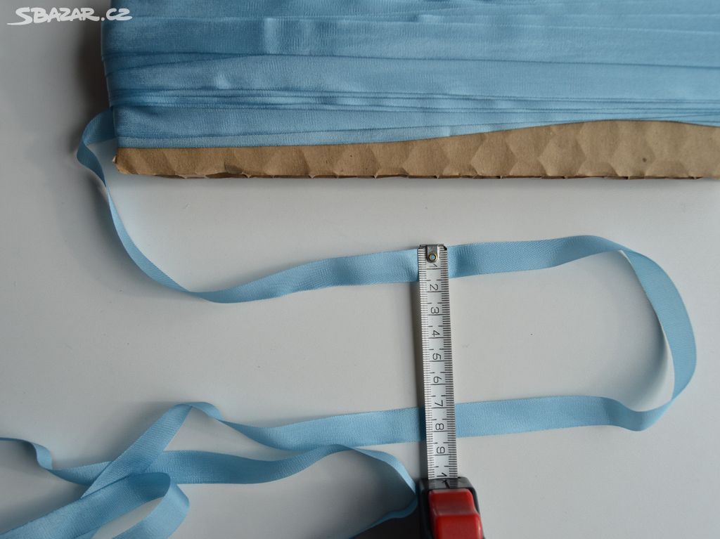 10 metrů  polyesterové stuhy šíře 15 mm