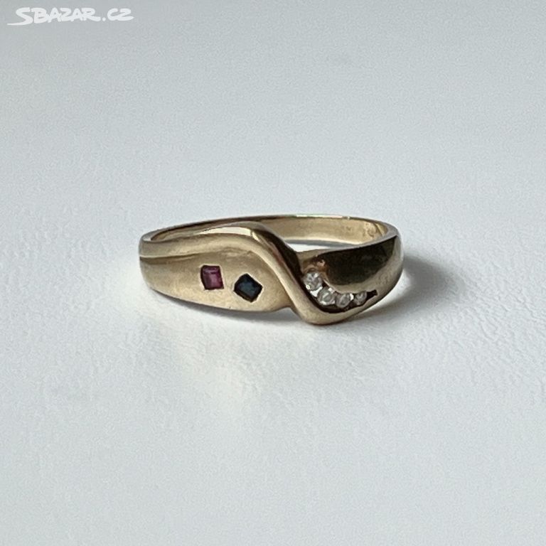 Zlatý prsten s brilianty a rubínem a safírem (1)