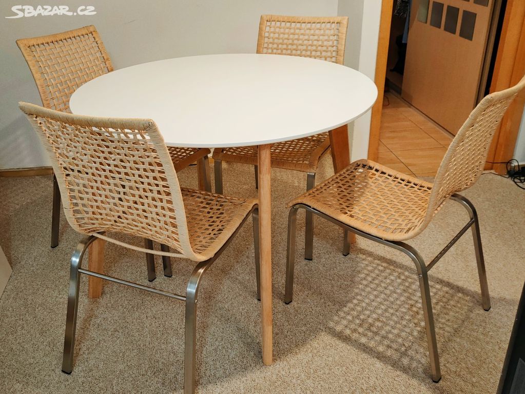 Jídelní stůl se čtyřmi židlemi