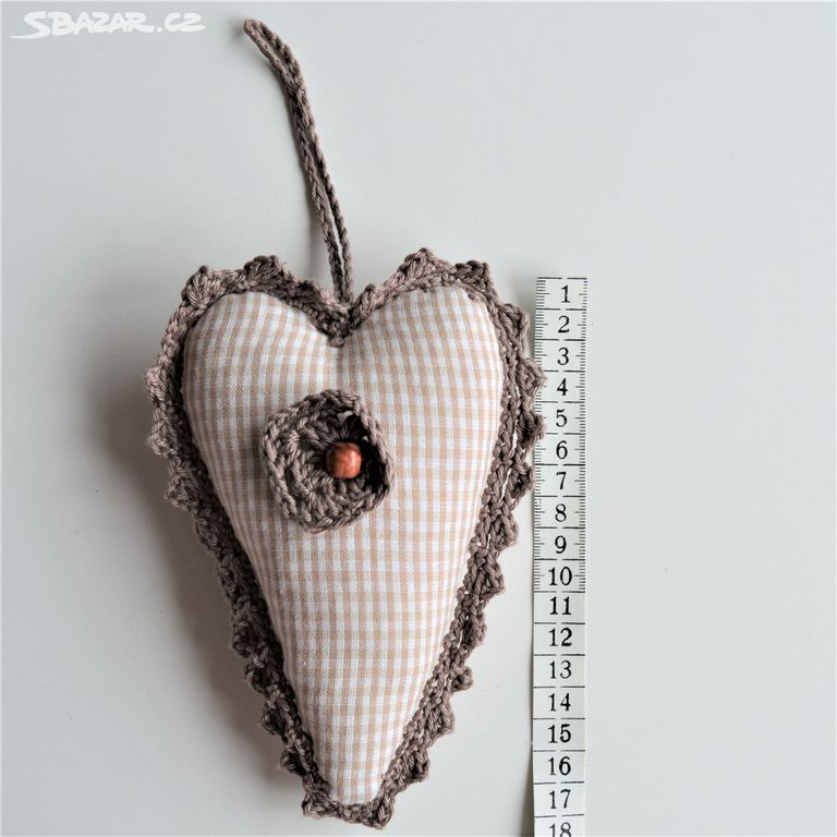 dekorativní látkové obháčkované srdce 17x12cm