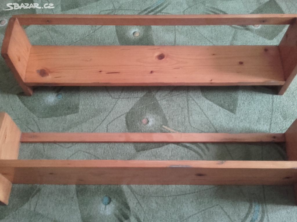 Dřevěné poličky - lakovaný masiv