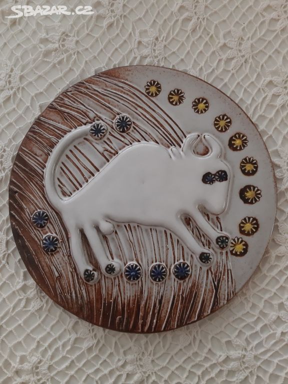 Keramický talíř znamení zvěrokruhu býk. J. Radová