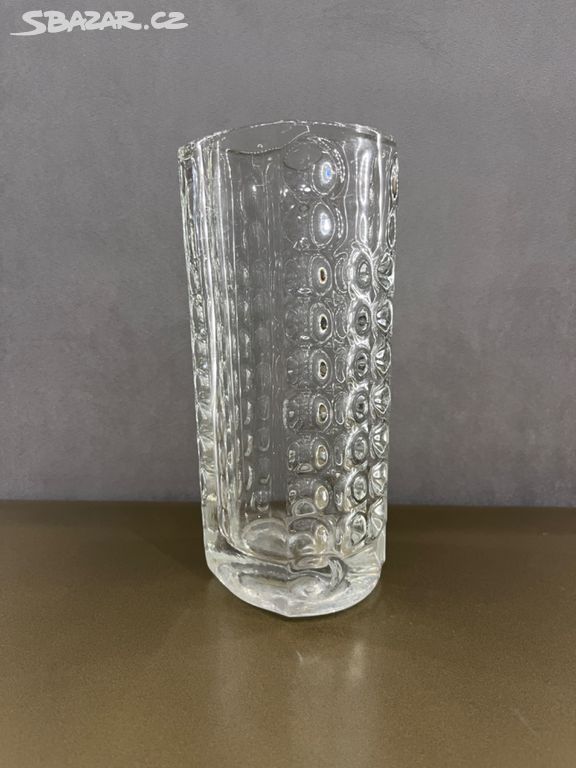 Váza z lisovaného skla od Rudolfa Jurnikla