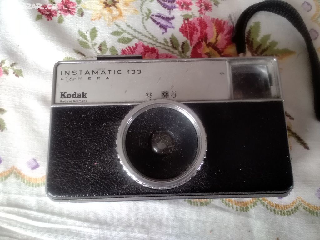 Starý fotoaparát KODAK Instamatic 133 s brašnou