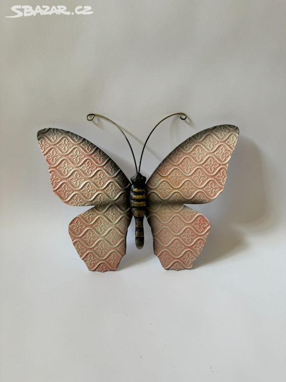 Růžový motýl - kovová nástěnná dekorace 29 cm