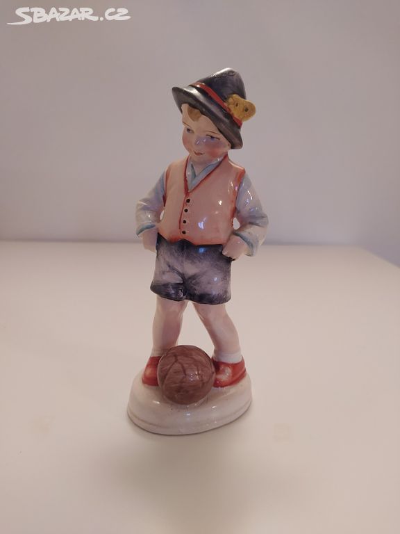 Porcelánová figurka chlapce s míčem, značeno S