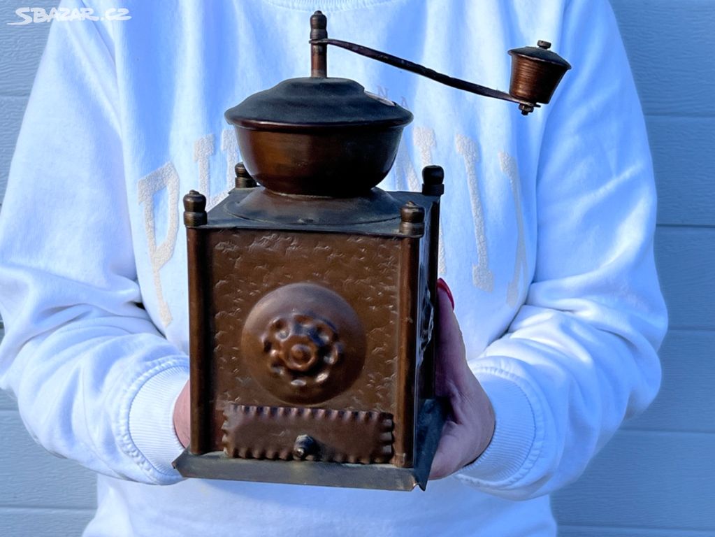 Zdobený mlýnek na kávu z mědi ručně vyrobený