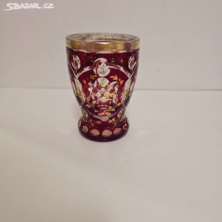 starožitná rubínová sklenice zdobená ,biedermeier