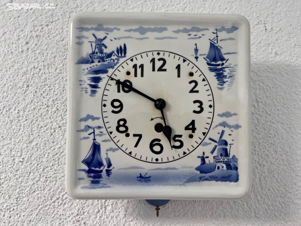 11. Starožitné porcelánové nástěnné hodiny zdobené