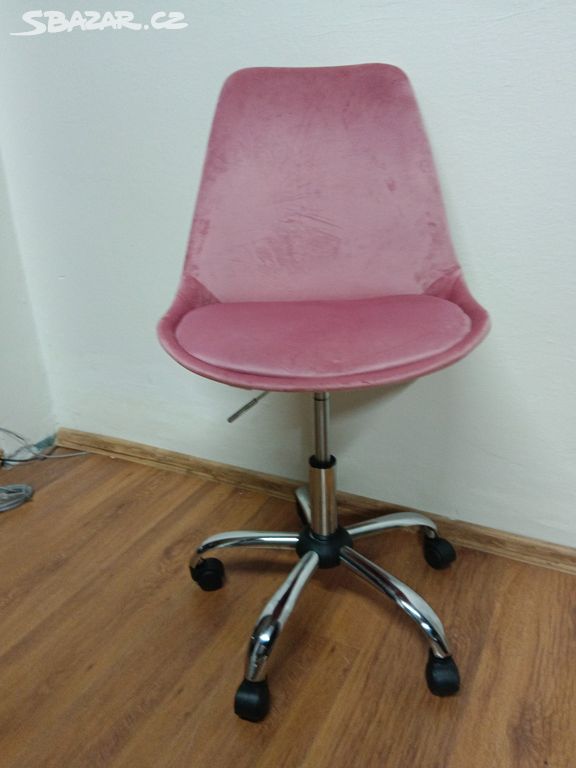 Nová kancelářská židle na kolečkách