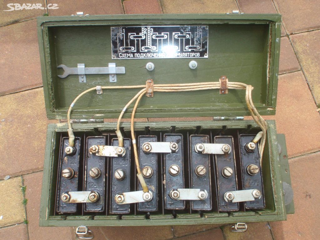 Vojenská 8-mi článková louhová baterie