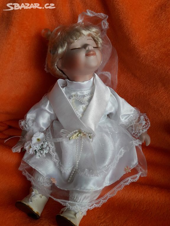 Porcelanové panenky na svatební auto. Bez uchýtu.