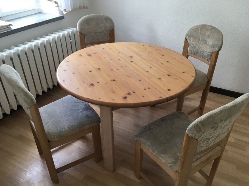 Stůl jídelní kulatý, rozkládací a 4 dřevěné židle