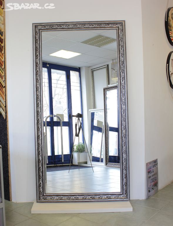 Obrovske zrcadlo v krasnem zdobenem ramu