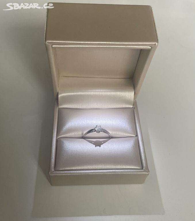 Zásnubní prsten s diamantem (vel 52)