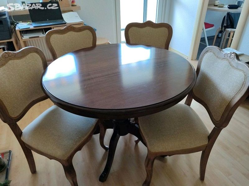 Jídelní kulatý stůl a 4 židle - ořechové dřevo