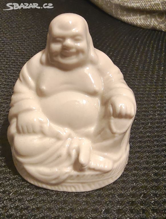 Růžový buddha z porcelánu