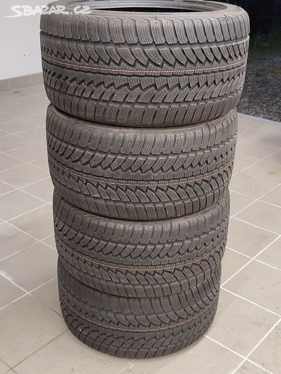 Nové celoroční pneu Nokian 295/35/18 99V