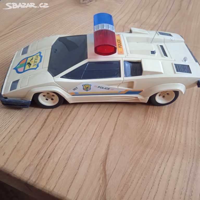 starý rc model policejní auto