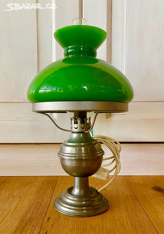 Stará krásná cínová lampa ve stylu petrolejky