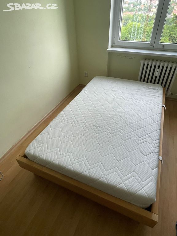 Dřevěná postel s matrací 120/200