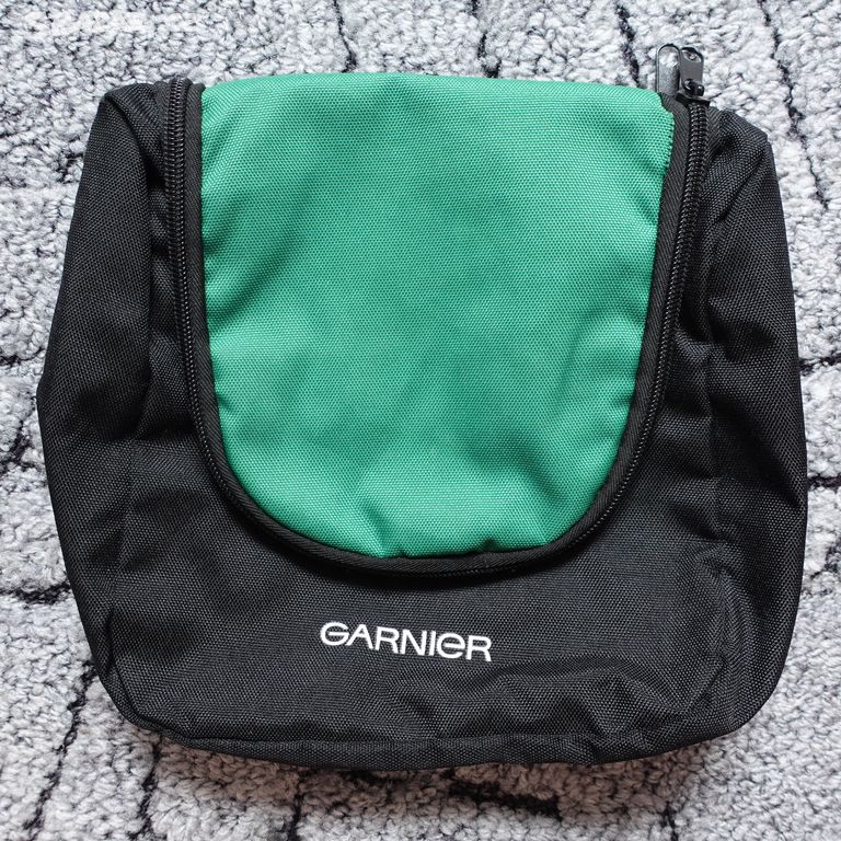 Kosmetická taška Garnier černo zelená