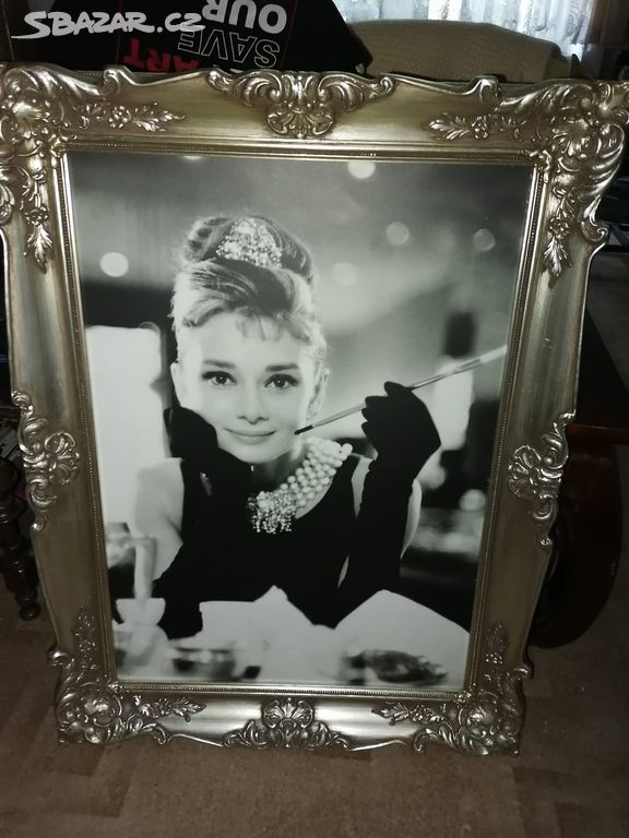 Zlacený blondelový rám s reprodukcí A. Hepburn