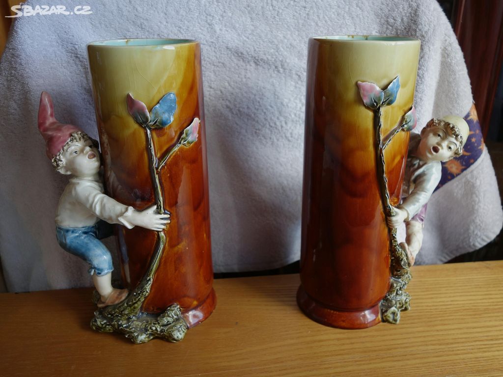 Starožitné figurální majolikové vázy s trpaslíky